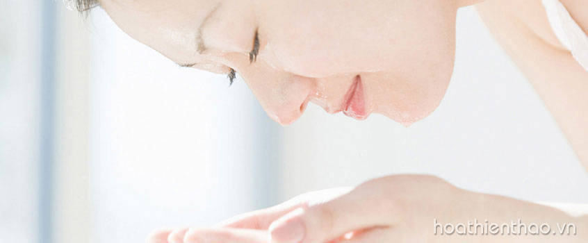 Sử dụng sữa rửa mặt dịu nhẹ tránh bào mòn da