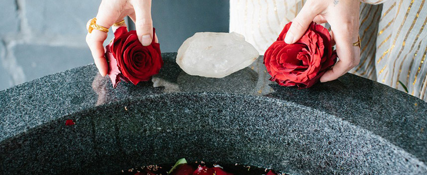 10 cách dùng nước hoa hồng đánh thức làn da tươi trẻ - Hoa Thiên Thảo