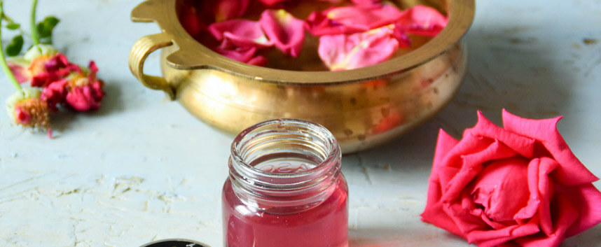 10 cách dùng nước hoa hồng đánh thức làn da tươi trẻ - Hoa Thiên Thảo