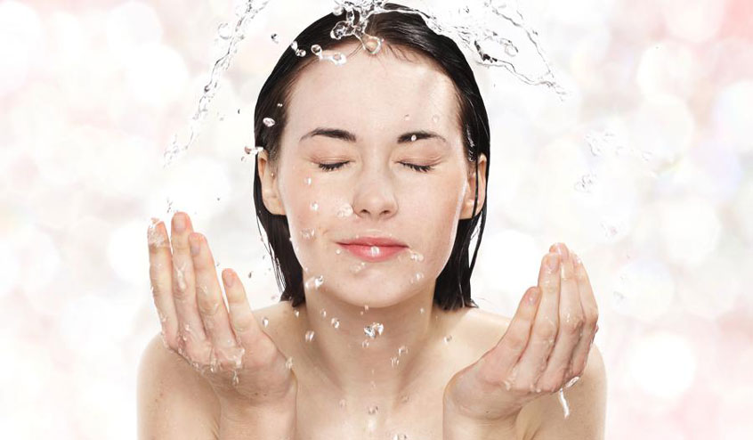 Làm sạch da với sữa rửa mặt vào mỗi sáng và tối để loại bỏ mọi tạp chất trên da