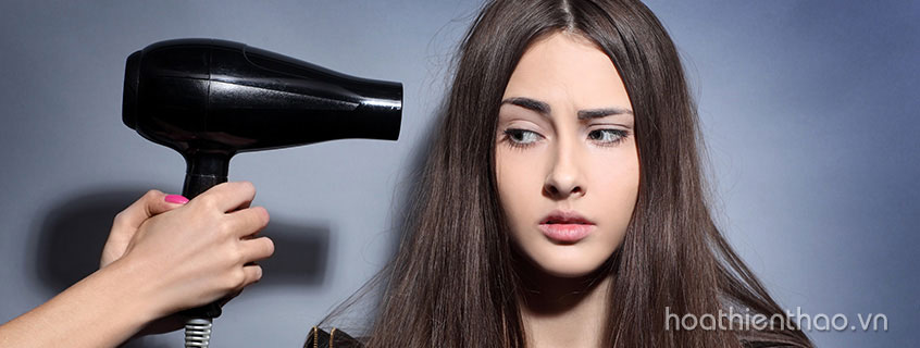 Sấy tóc thường xuyên sẽ khiến tóc yếu dễ gãy rụng