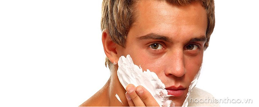 Chọn kem cạo râu và lưỡi dao phù hợp để tránh tổn thương da nhạy cảm