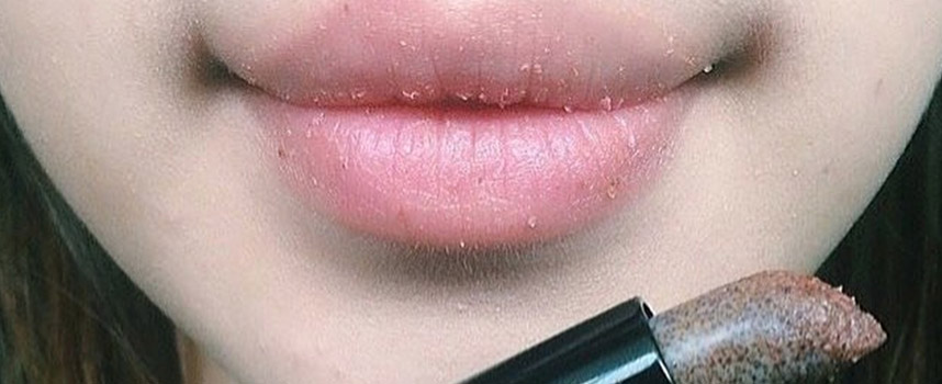 5 bước tân trang đôi môi đón Giáng sinh - Hoa Thiên Thảo