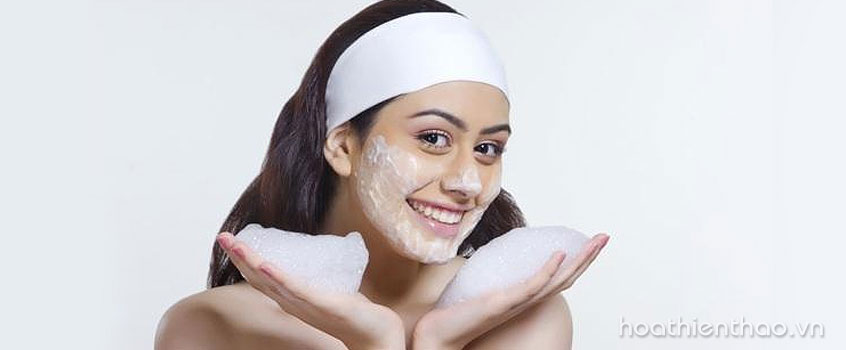 Rửa mặt thường xuyên để kiểm soát dầu nhờn, ngăn mụn