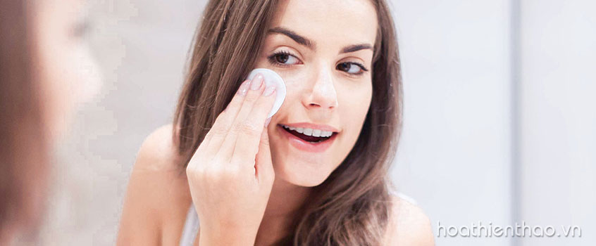 Nước hoa hồng giúp làm sạch sâu trên bề mặt da