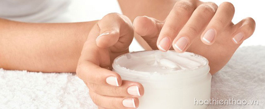 Làm ấm kem giúp cho việc thoa kem được dễ dàng hơn