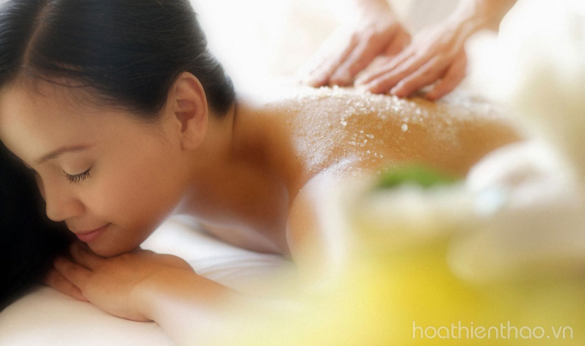 Tẩy tế bào chết cũng góp phần hỗ trợ trị mụn vùng lưng