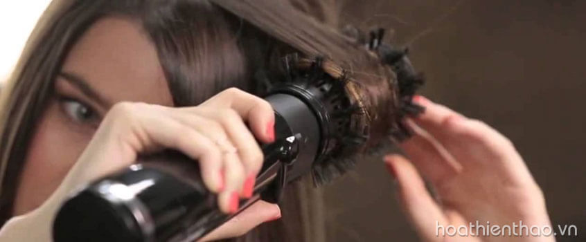 Sấy, duỗi, nhuỗm cũng dẫn đến rụng tóc nhiều ở nữ