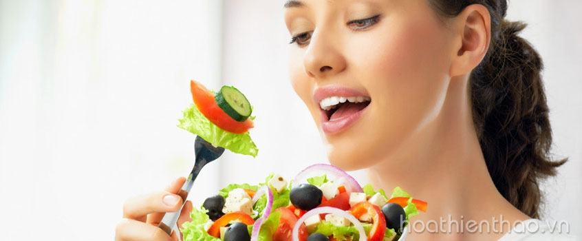 Ăn nhiều rau xanh là một trong những cách hỗ trợ trị mụn hiệu quả