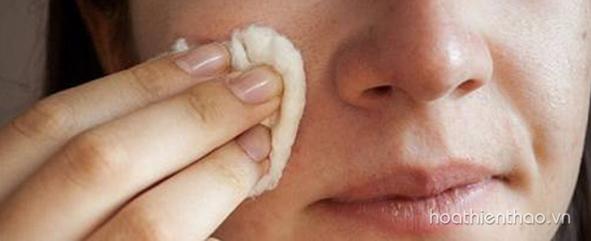 rửa mặt bằng nước muối sinh lí đúng cách - Hoa Thiên Thảo
