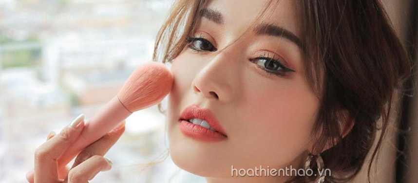 Học ngay cách trang điểm ngày mưa gió rạng rỡ - hoathienthaovn