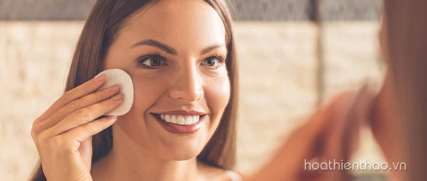 Không trang điểm có nên dùng nước tẩy trang không - Hoa Thiên Thảo