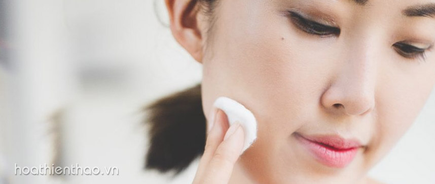 Không trang điểm có nên dùng nước tẩy trang không - Hoa Thiên Thảo