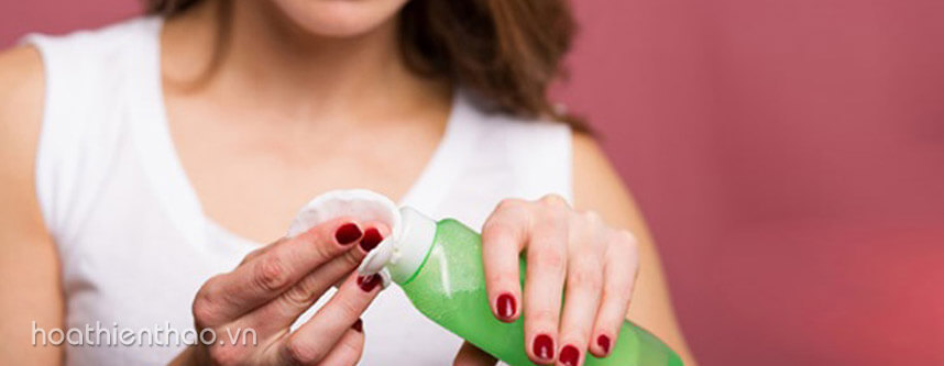 Nên dùng dầu tẩy trang hay nước tẩy trang hằng ngày - Hoa Thiên Thảo