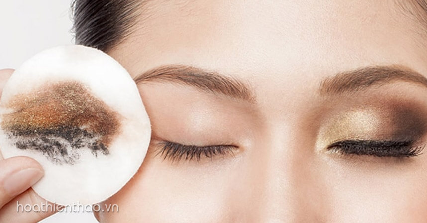 Nên dùng dầu tẩy trang hay nước tẩy trang hằng ngày - Hoa Thiên Thảo