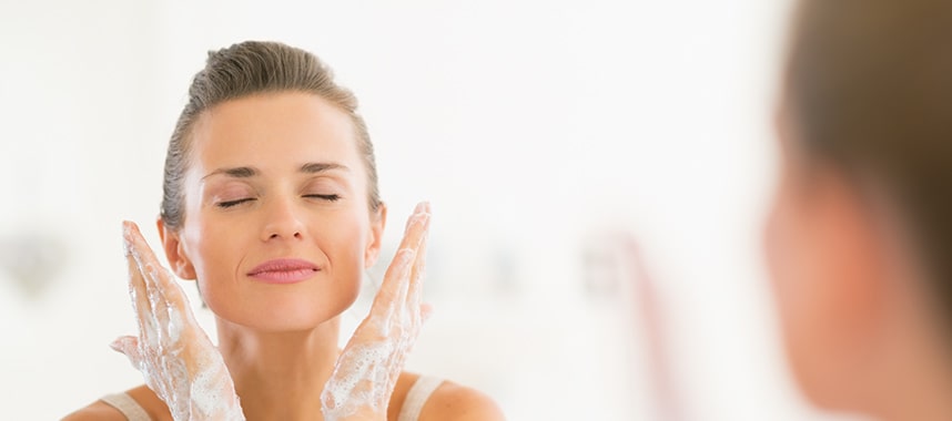 Gợi ý sữa rửa mặt cho da mụn nào tốt nhất - HoaThienThao