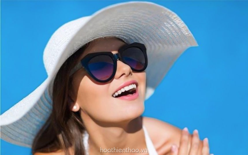 Đeo kính râm to bản để bảo vệ vùng da quanh mắt