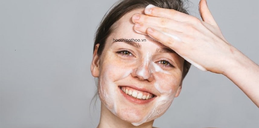 Làm sạch da bằng nước tẩy trang và sữa rửa mặt